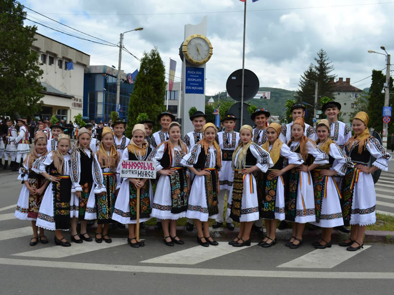 Copii în costume populare la Festivalul Național de Literatură și Folclor