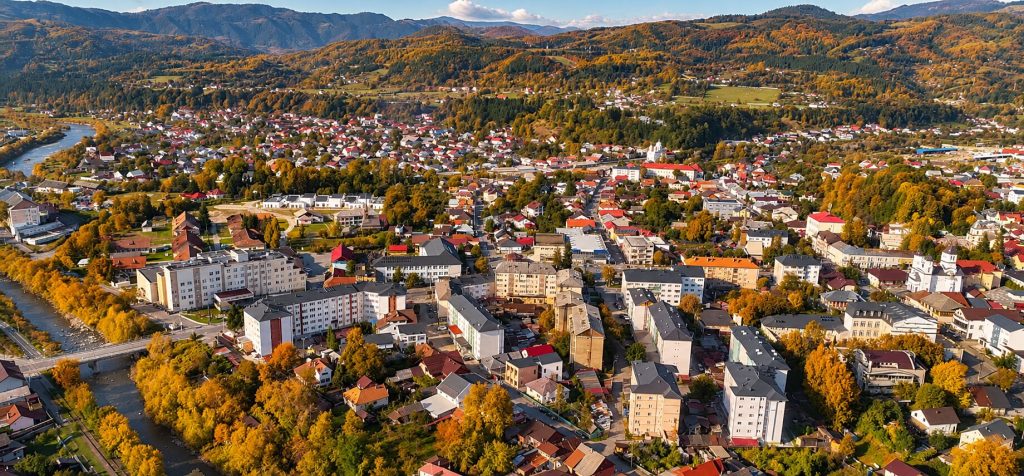 Vedere aeriană asupra orașului Vișeu de Sus, toamna